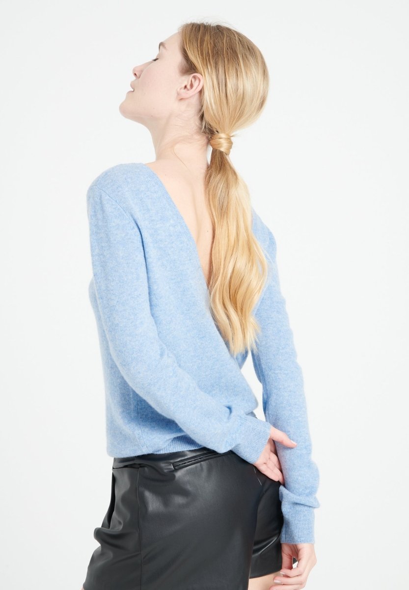Pull décolleté V dans le dos femme en cachemire bleu ciel - MIA 7 Studio Cashmere8